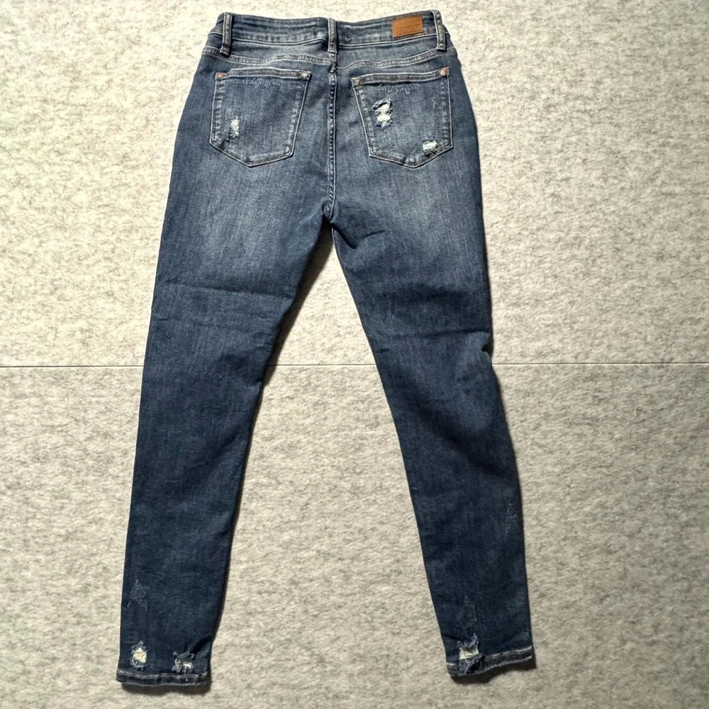 Judy Blue Women's Distressed Blue Jeans Size 26x27 size 7/28 ;